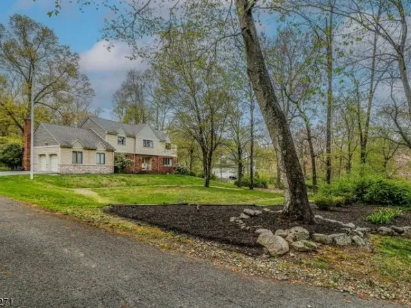 142 W Springtown Rd, Long Valley, NJ 07853