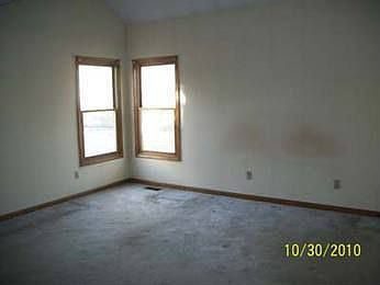 4th image of 80 Huddleston Dr N