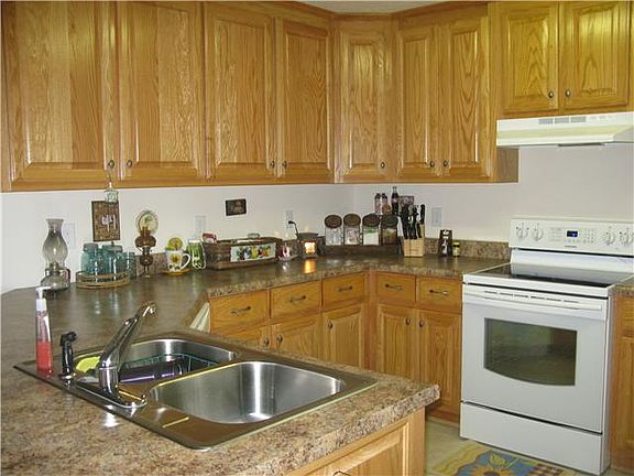 5th image of 21 Fox Wood Dr