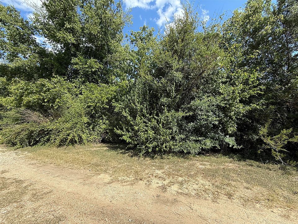 2nd image of 120 Live Oak Dr