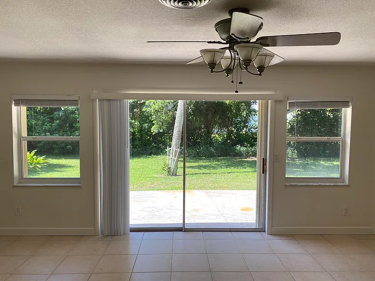 956 Tulip Ln — Photo 15