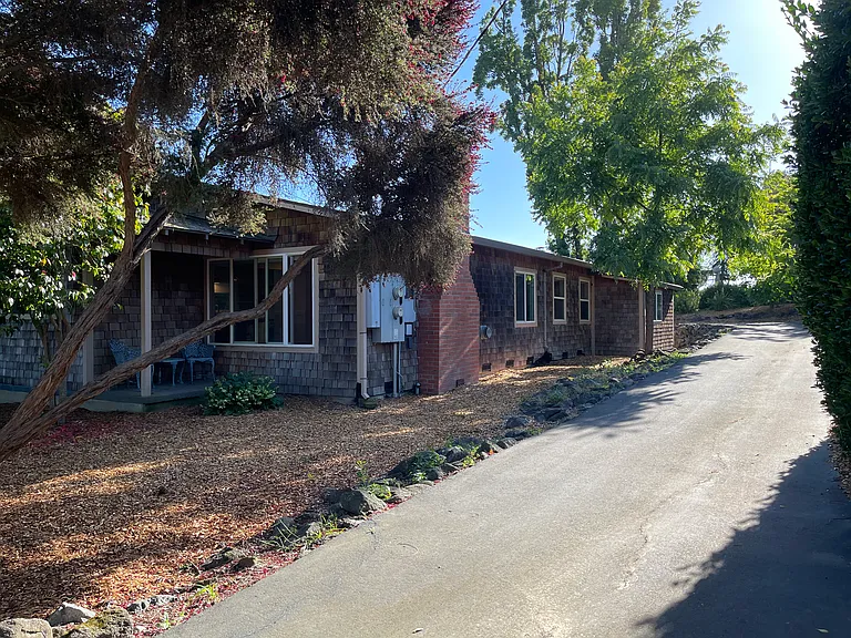 2334 Burnside Rd — Photo 13