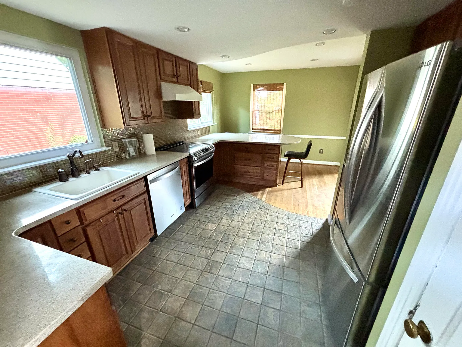 3 bed, 2250 sqft, $3,400 — Photo 3