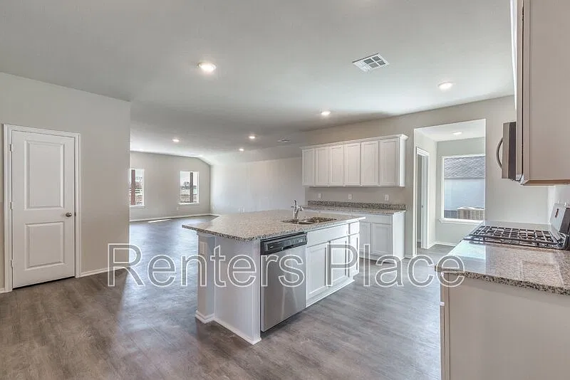 4 bed, 2.0 bath, 2031 sqft, $1,895 — Photo 3