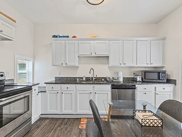 1148 Lexington Ave — Photo 3