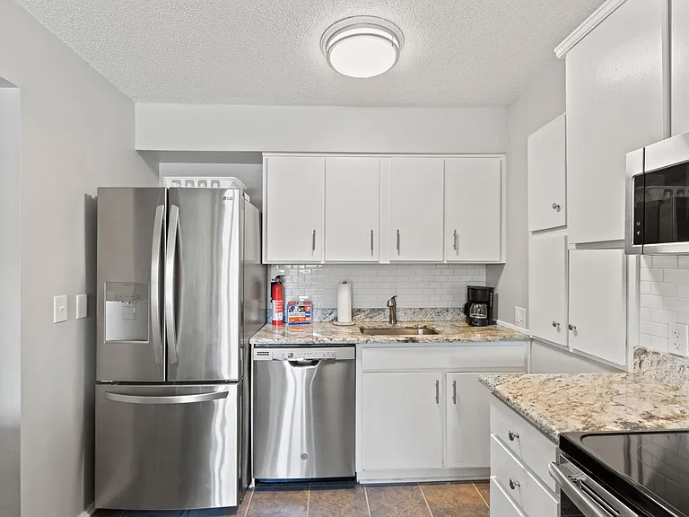 311 W Earle St #34B — Photo 23