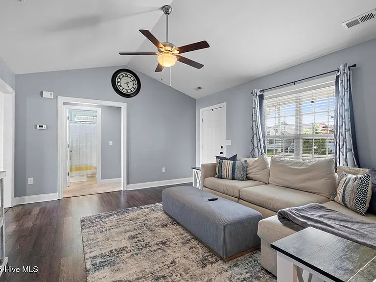 301 Pine Ridge Ln — Photo 4