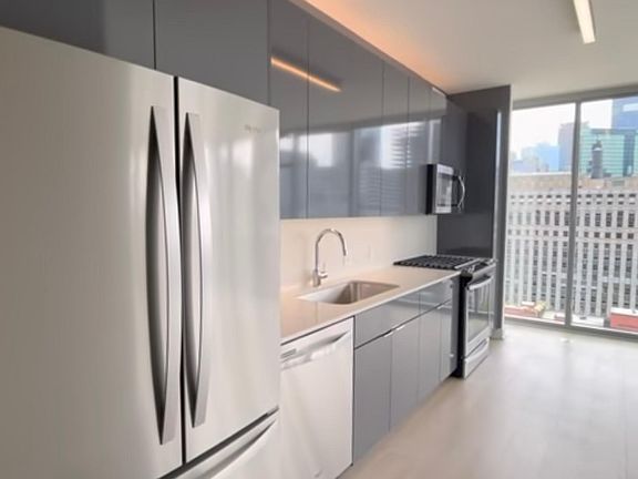 4th image of 215 W Illinois St APT 4B