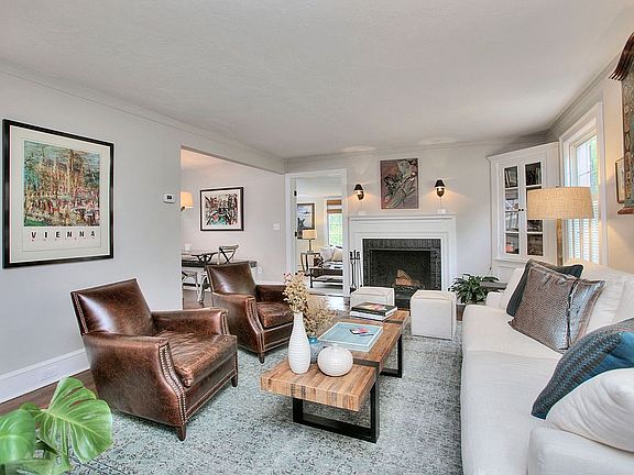 Living Rm open to Banquette