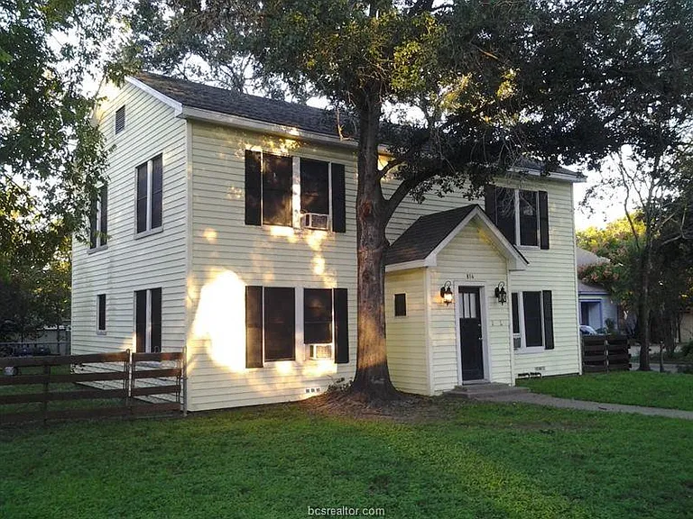 814 Banks Ave — Photo 1