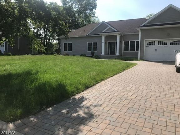2nd image of 10 Buckingham Cir