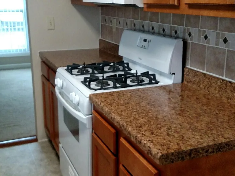 KITCHEN WITH APPLIANCES