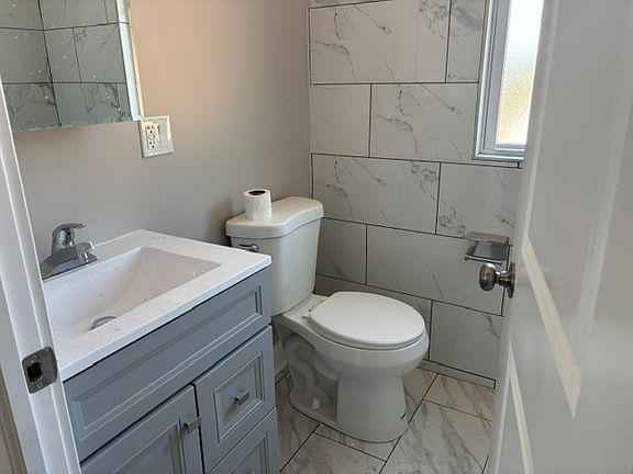 5th image of 1860 N Hoyne Ave #1W