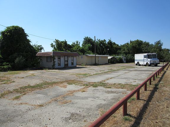 3rd image of 608 N Hwy 6