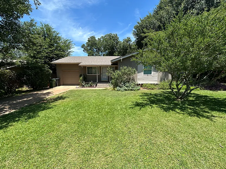 1107 Eric Ave — Photo 2