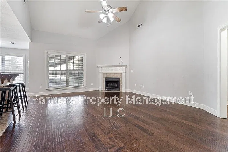 4 bed, 2.0 bath, 2355 sqft, $2,195 — Photo 2