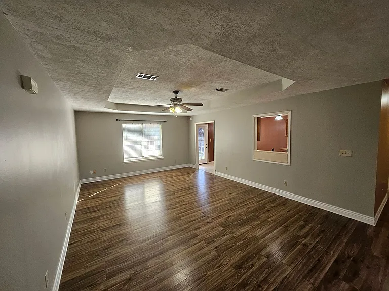 2018 Hickory Dr — Photo 5