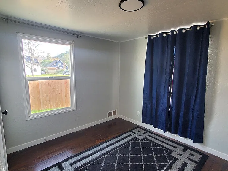 137 NE Flagg St — Photo 10