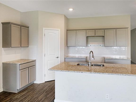 4th image of 3645 Bravilla Way