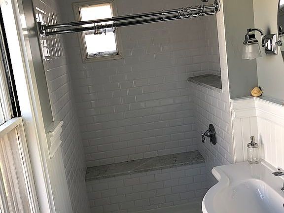 5th image of 176 Dana Ave