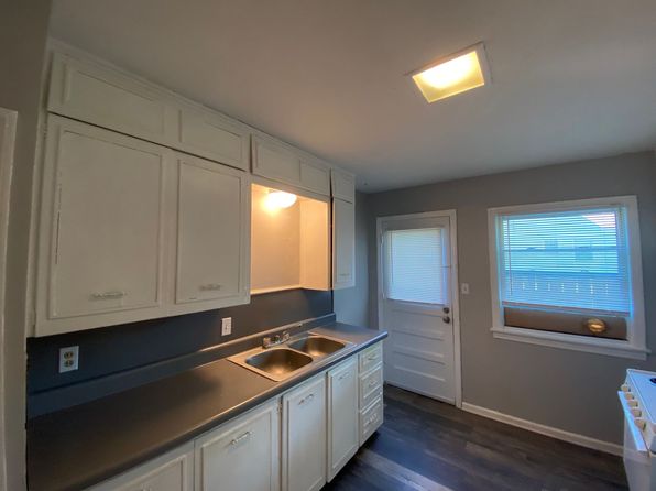 $825- 2 bed 1 bath - Spacious Duplex, 911-915 N Oliver Ave, Wichita, KS 67208
