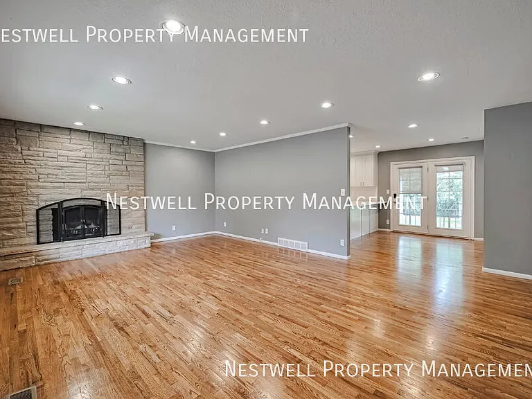 1335 E Maplewood Dr — Photo 13