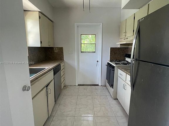 5th image of 9880 W Bay Harbor Dr #4