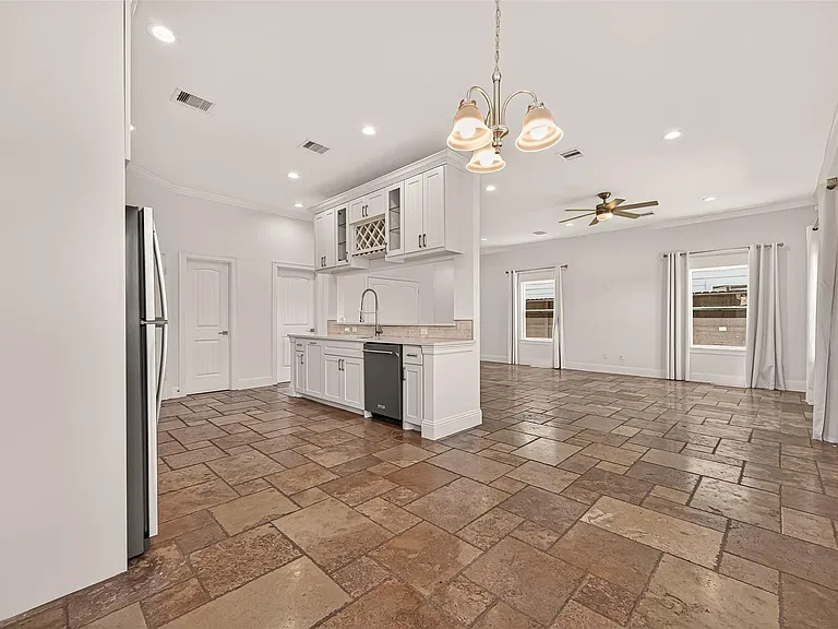 2211 Silverbonnet St — Photo 12