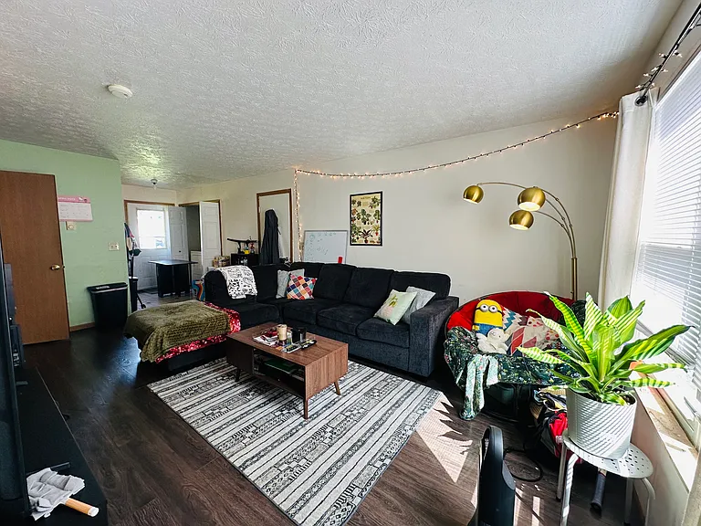 1580 E Summit St — Photo 4