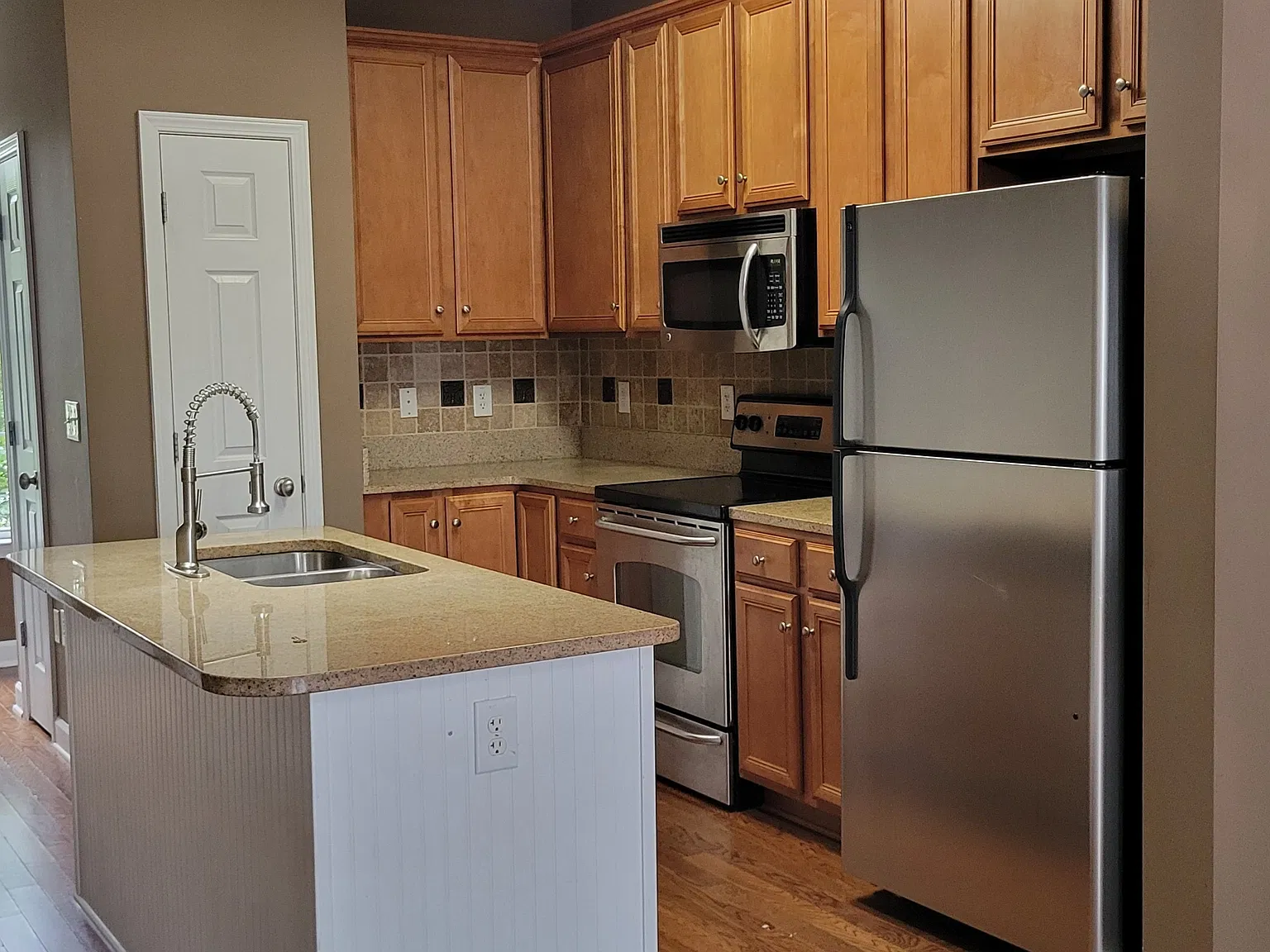 3578 Saint James Avenue - Upsta... — Photo 4