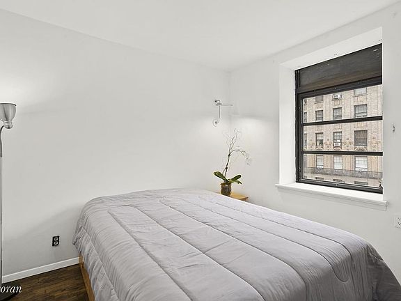 4th image of 100 W 72nd St APT 3A