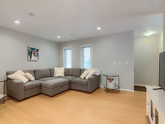 4th image of 4647 N Kenmore Ave #B