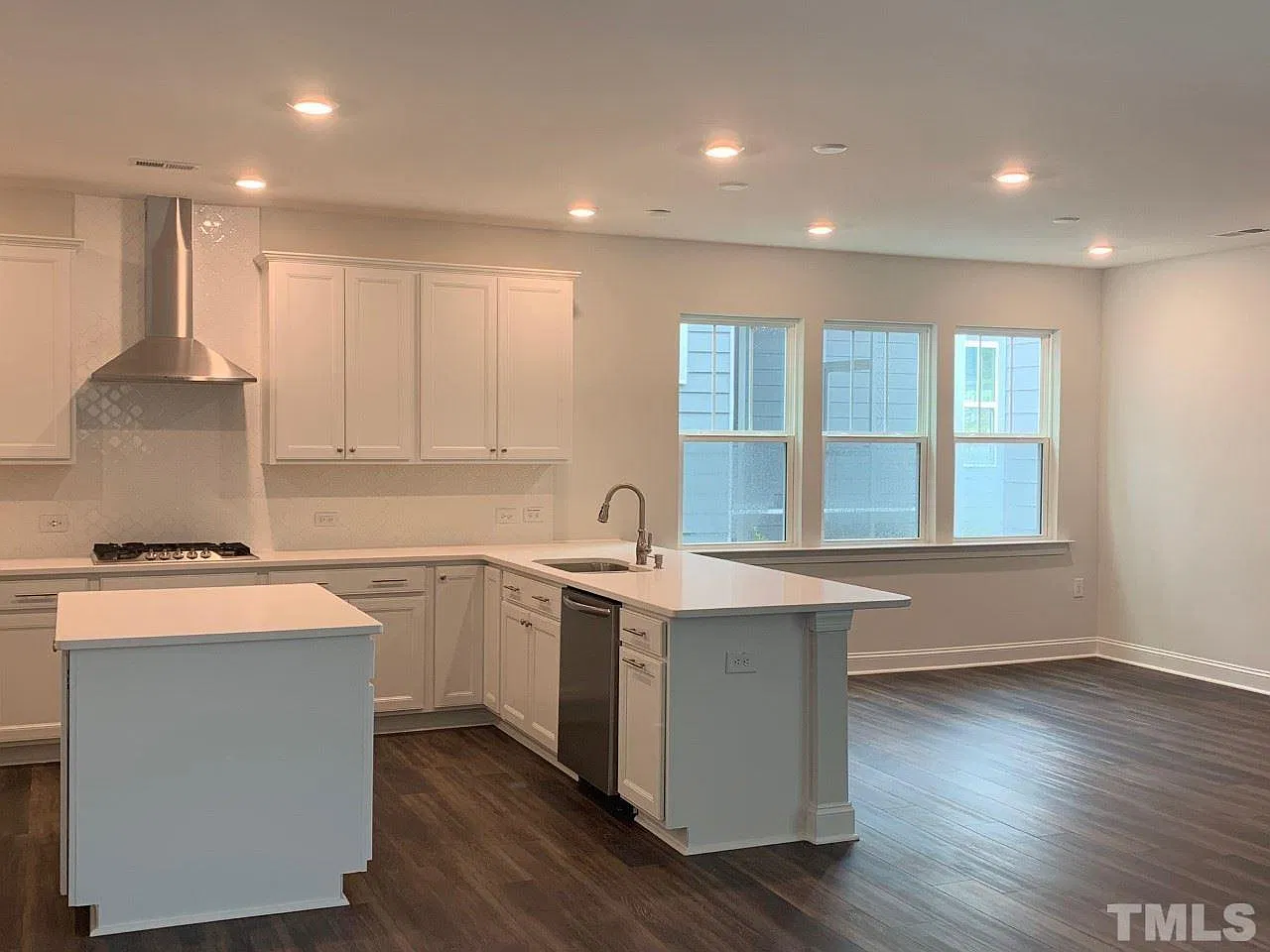 5 bed, 2562 sqft, $3,000 — Photo 2