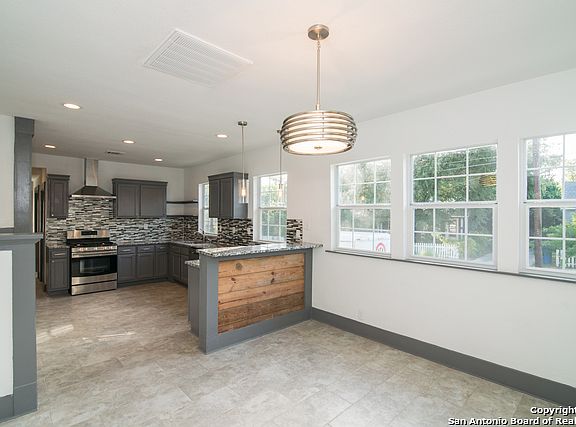 5th image of 628 W Agarita Ave