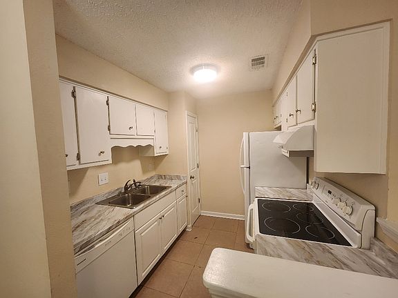 3rd image of 8390 Country Walk Dr