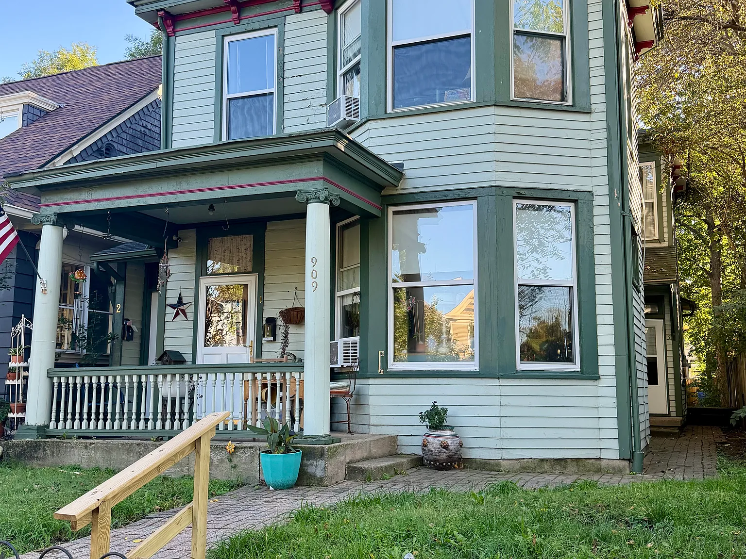 909 Campbell Ave — Photo 1