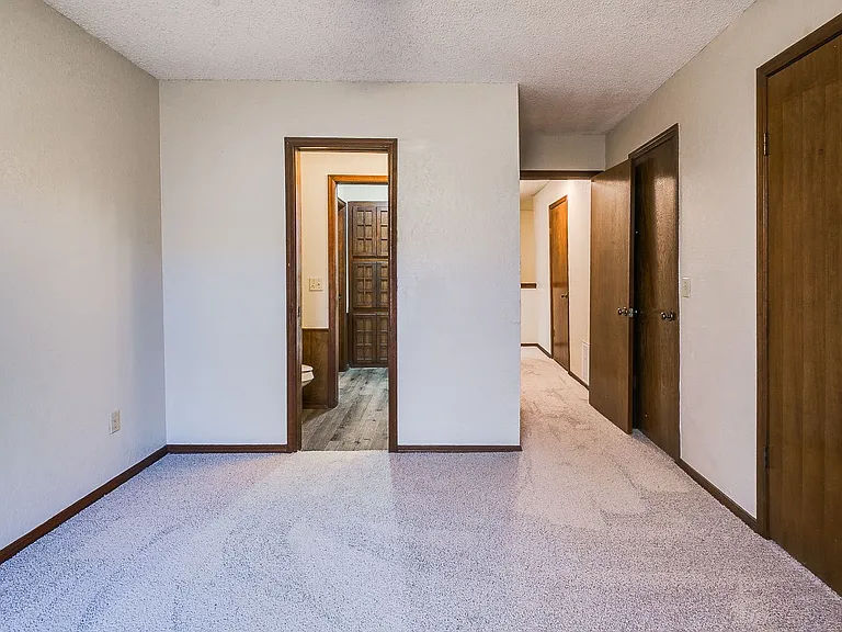 9006 N Rockwell Dr — Photo 34