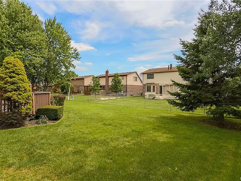 1477 Fairfax Dr — Photo 18