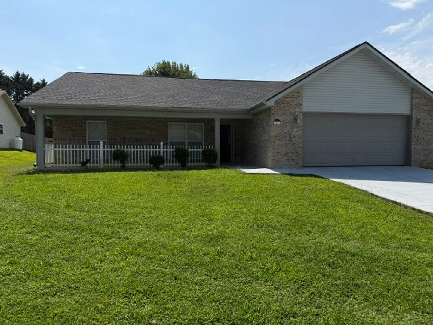 3 bed, 2.0 bath, 1752 sqft, $2,400 — Photo 2