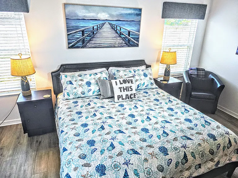 Super comfy king size bed with hotel king size pillows