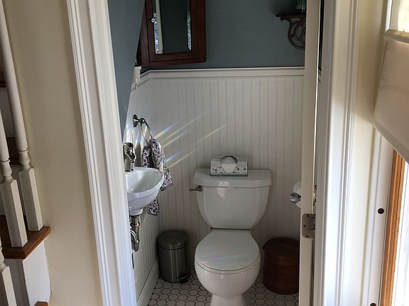 Adorable 1/2 bath