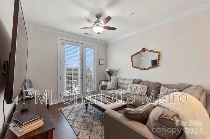 2 bed, 1.0 bath, 809 sqft, $1,595 — Photo 2