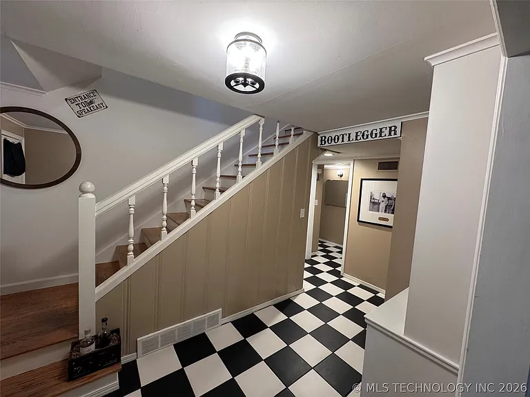 1525 Hillcrest Dr — Photo 4