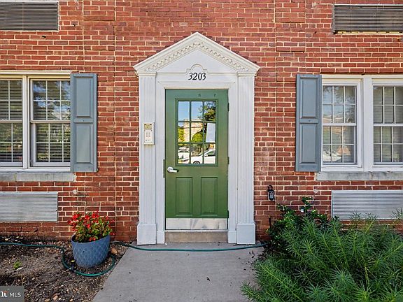 3rd image of 3203 Commonwealth Ave APT C