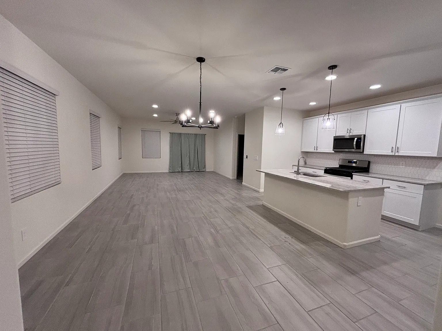 4 bed, 2.5 bath, 2384 sqft, $2,495 — Photo 4