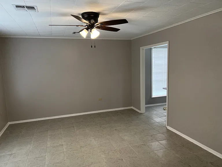 1131 Louise St — Photo 10