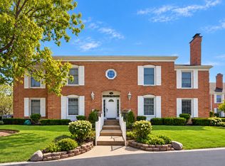 128 Carriage Way Dr APT 117B, Willowbrook, IL 60527