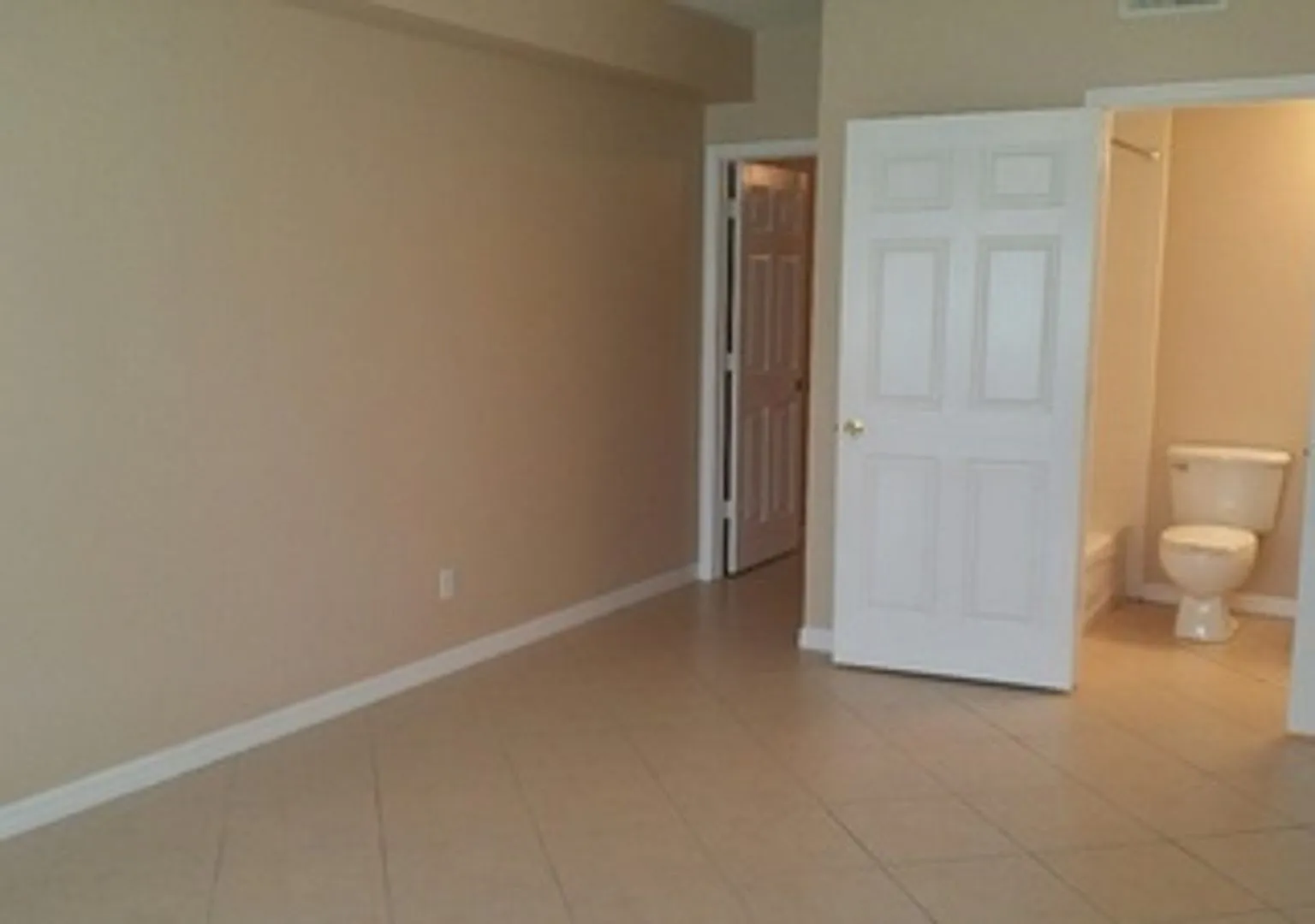Unfurnished 1 X 1 first floor in desirable area of Bonita Springs — Photo 4