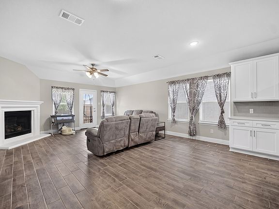 4th image of 512 Portina Dr
