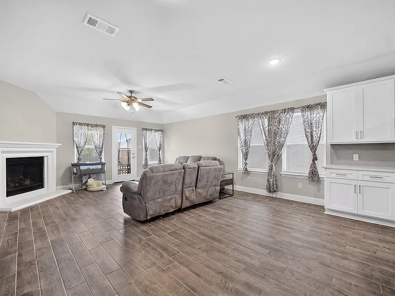 512 Portina Dr — Photo 4
